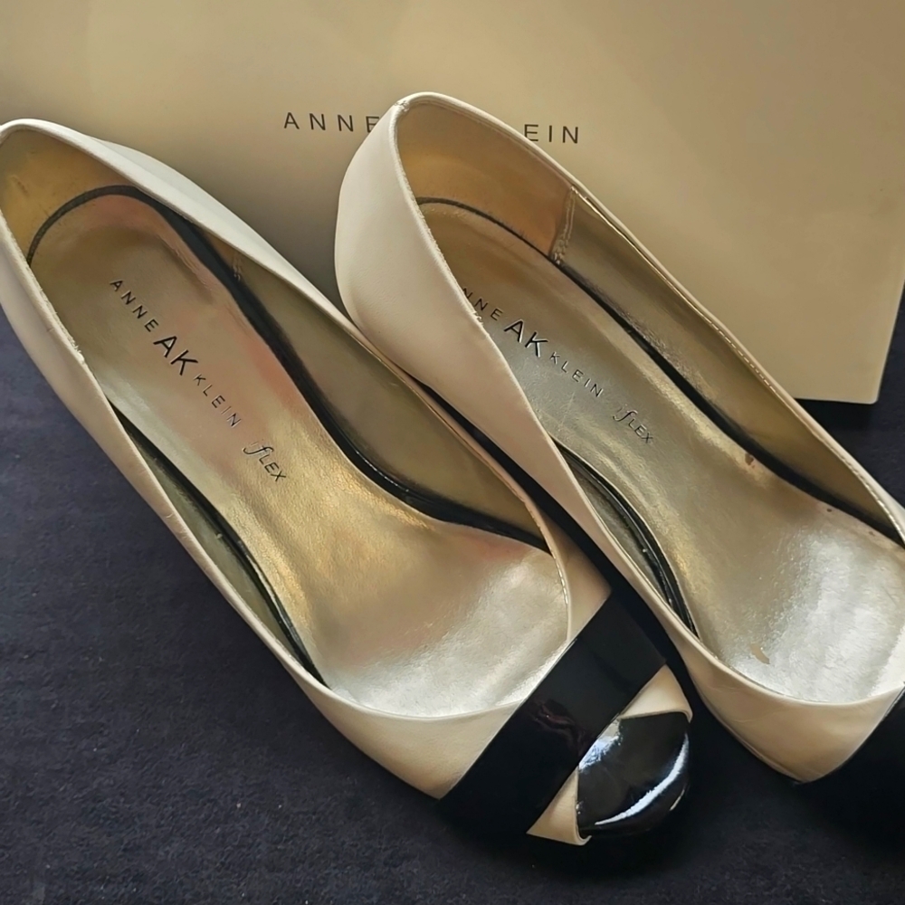 Anne Klein taupe & black patent size 10